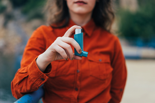 woman_holds_inhaler_sum.jpg